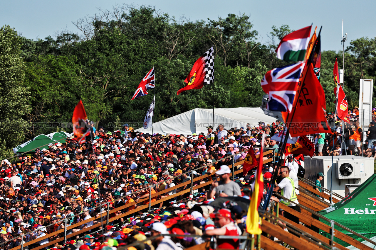 GP UNGHERIA, Circuit Atmosfera - fans in the grandstand.

22.07.2023. Formula 1 World Championship, Rd 12, Hungarian Grand Prix, Budapest, Hungary, Qualifiche Day.

- www.xpbimages.com, EMail: requests@xpbimages.com © Copyright: Moy / XPB Images