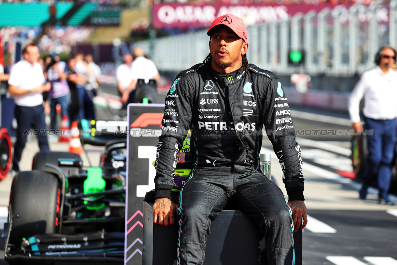 GP UNGHERIA, Pole sitter Lewis Hamilton (GBR) Mercedes AMG F1 in qualifying parc ferme.

22.07.2023. Formula 1 World Championship, Rd 12, Hungarian Grand Prix, Budapest, Hungary, Qualifiche Day.

- www.xpbimages.com, EMail: requests@xpbimages.com © Copyright: Bearne / XPB Images