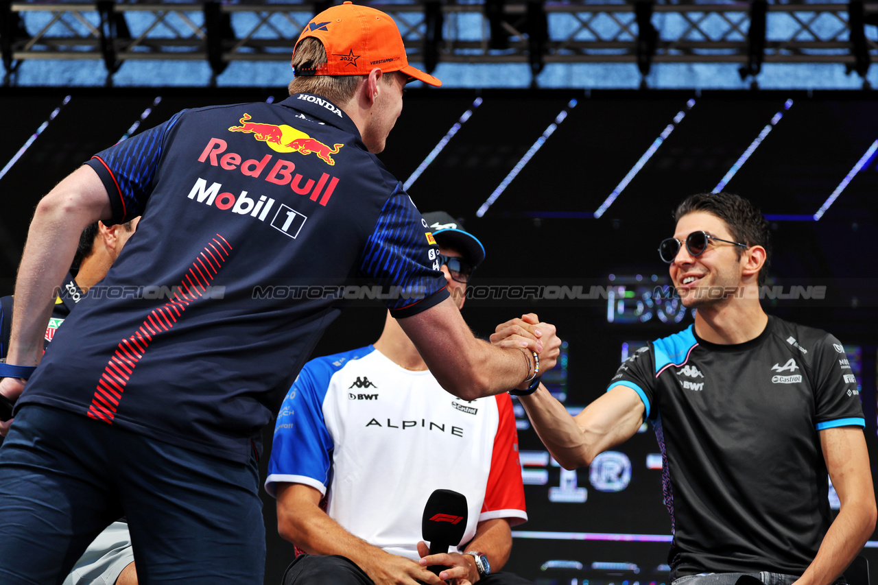 GP UNGHERIA, (L to R): Max Verstappen (NLD) Red Bull Racing e Esteban Ocon (FRA) Alpine F1 Team on the FanZone Stage.

22.07.2023. Formula 1 World Championship, Rd 12, Hungarian Grand Prix, Budapest, Hungary, Qualifiche Day.

- www.xpbimages.com, EMail: requests@xpbimages.com © Copyright: Moy / XPB Images