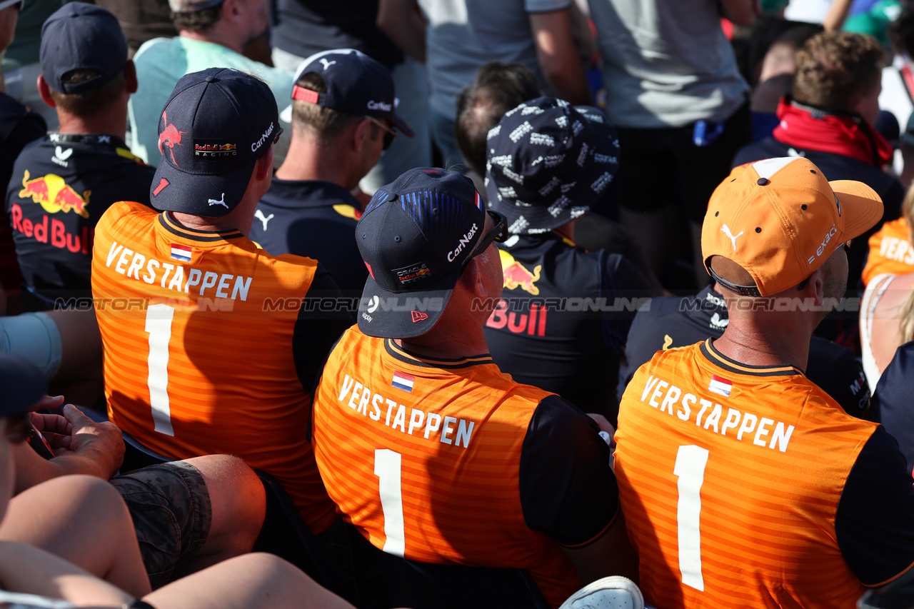 GP UNGHERIA, Circuit Atmosfera - Max Verstappen (NLD) Red Bull Racing fans in the grandstand.

22.07.2023. Formula 1 World Championship, Rd 12, Hungarian Grand Prix, Budapest, Hungary, Qualifiche Day.

- www.xpbimages.com, EMail: requests@xpbimages.com © Copyright: Moy / XPB Images