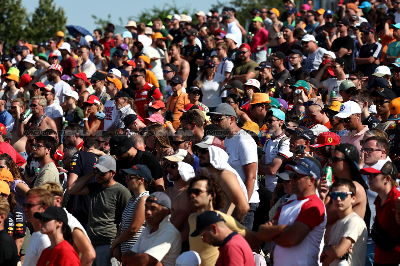 GP UNGHERIA, Circuit Atmosfera - fans in the grandstand.

22.07.2023. Formula 1 World Championship, Rd 12, Hungarian Grand Prix, Budapest, Hungary, Qualifiche Day.

- www.xpbimages.com, EMail: requests@xpbimages.com © Copyright: Moy / XPB Images