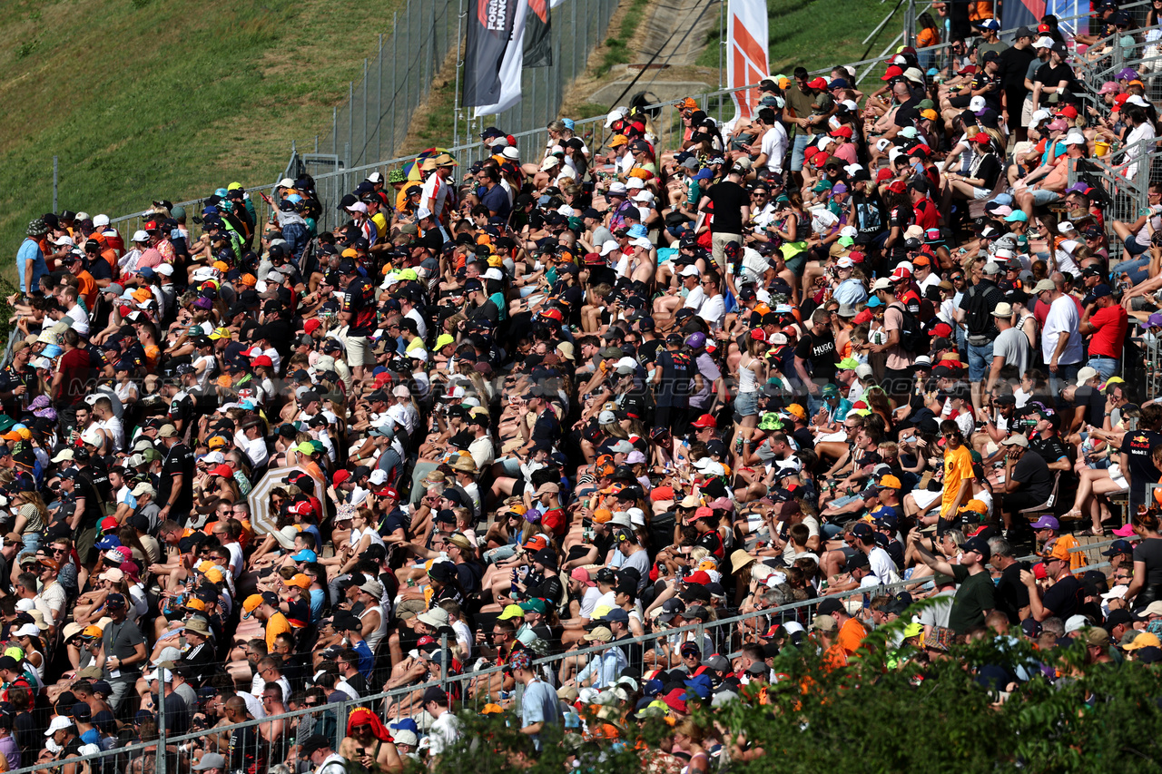 GP UNGHERIA, Circuit Atmosfera - fans in the grandstand.

22.07.2023. Formula 1 World Championship, Rd 12, Hungarian Grand Prix, Budapest, Hungary, Qualifiche Day.

- www.xpbimages.com, EMail: requests@xpbimages.com © Copyright: Moy / XPB Images