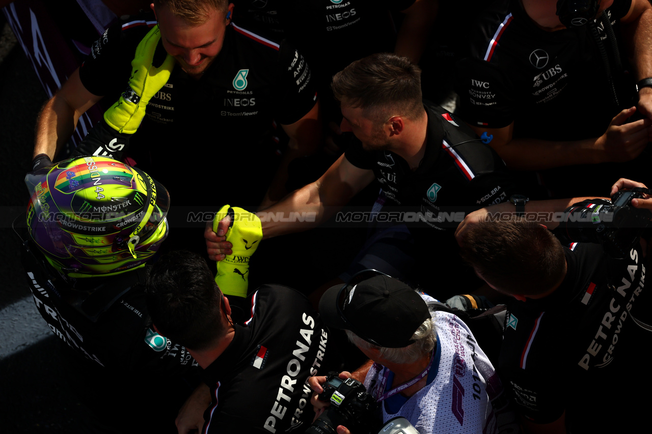 GP UNGHERIA, Pole sitter Lewis Hamilton (GBR) Mercedes AMG F1 celebrates in qualifying parc ferme with the team.

22.07.2023. Formula 1 World Championship, Rd 12, Hungarian Grand Prix, Budapest, Hungary, Qualifiche Day.

 - www.xpbimages.com, EMail: requests@xpbimages.com © Copyright: Coates / XPB Images