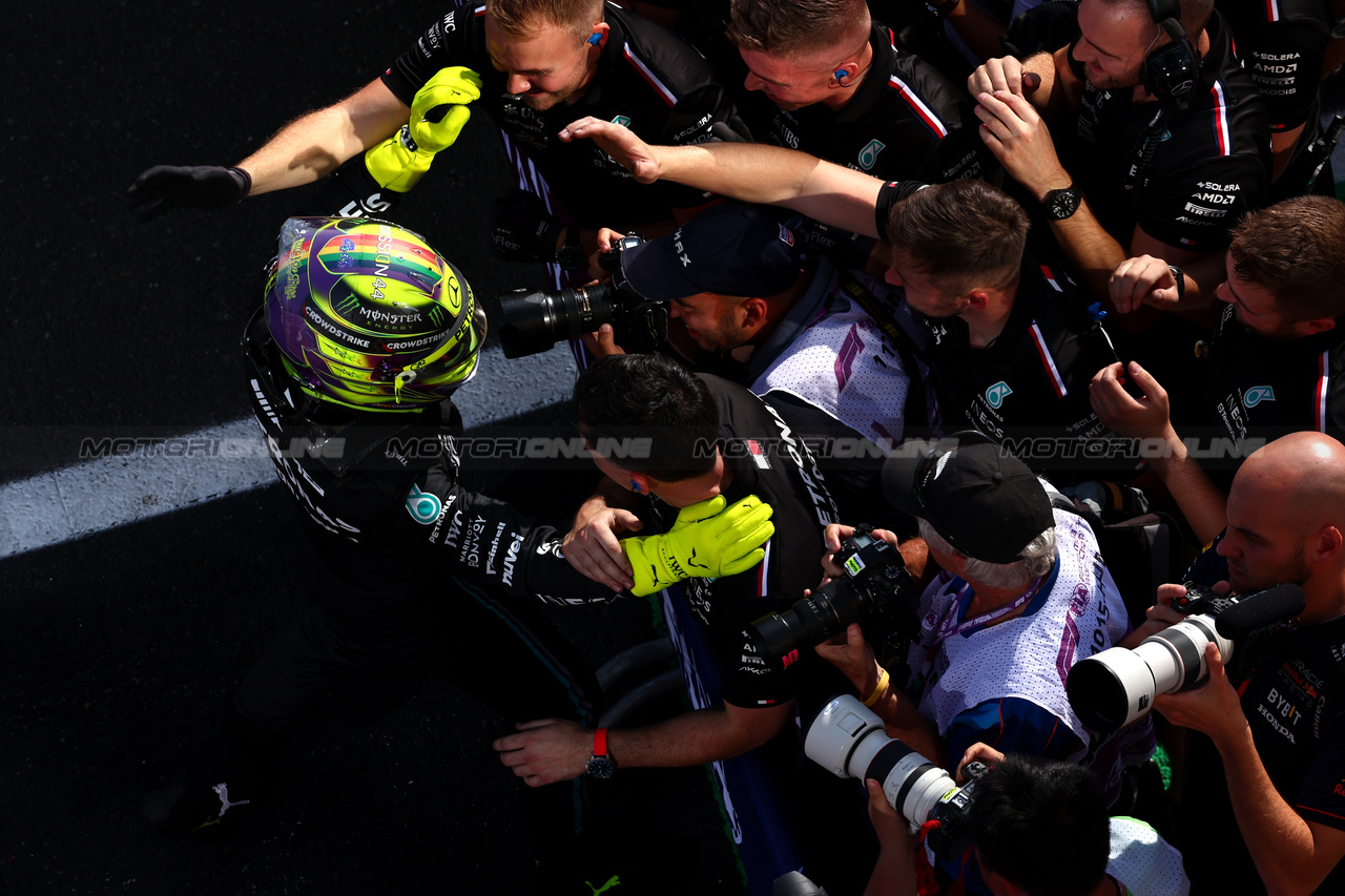 GP UNGHERIA, Pole sitter Lewis Hamilton (GBR) Mercedes AMG F1 celebrates in qualifying parc ferme with the team.

22.07.2023. Formula 1 World Championship, Rd 12, Hungarian Grand Prix, Budapest, Hungary, Qualifiche Day.

 - www.xpbimages.com, EMail: requests@xpbimages.com © Copyright: Coates / XPB Images