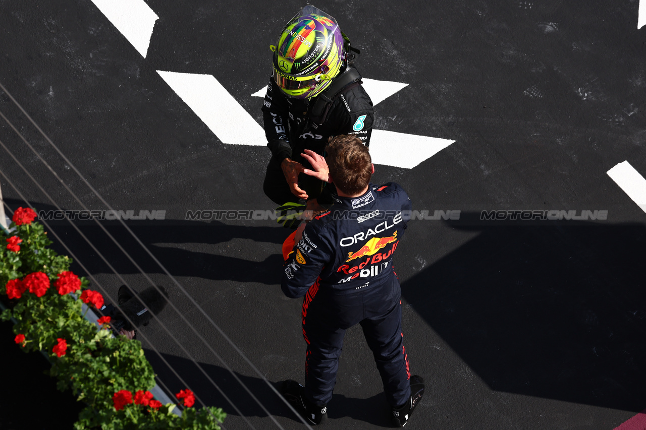 GP UNGHERIA, Pole sitter Lewis Hamilton (GBR) Mercedes AMG F1 with second placed Max Verstappen (NLD) Red Bull Racing in qualifying parc ferme.

22.07.2023. Formula 1 World Championship, Rd 12, Hungarian Grand Prix, Budapest, Hungary, Qualifiche Day.

 - www.xpbimages.com, EMail: requests@xpbimages.com © Copyright: Coates / XPB Images