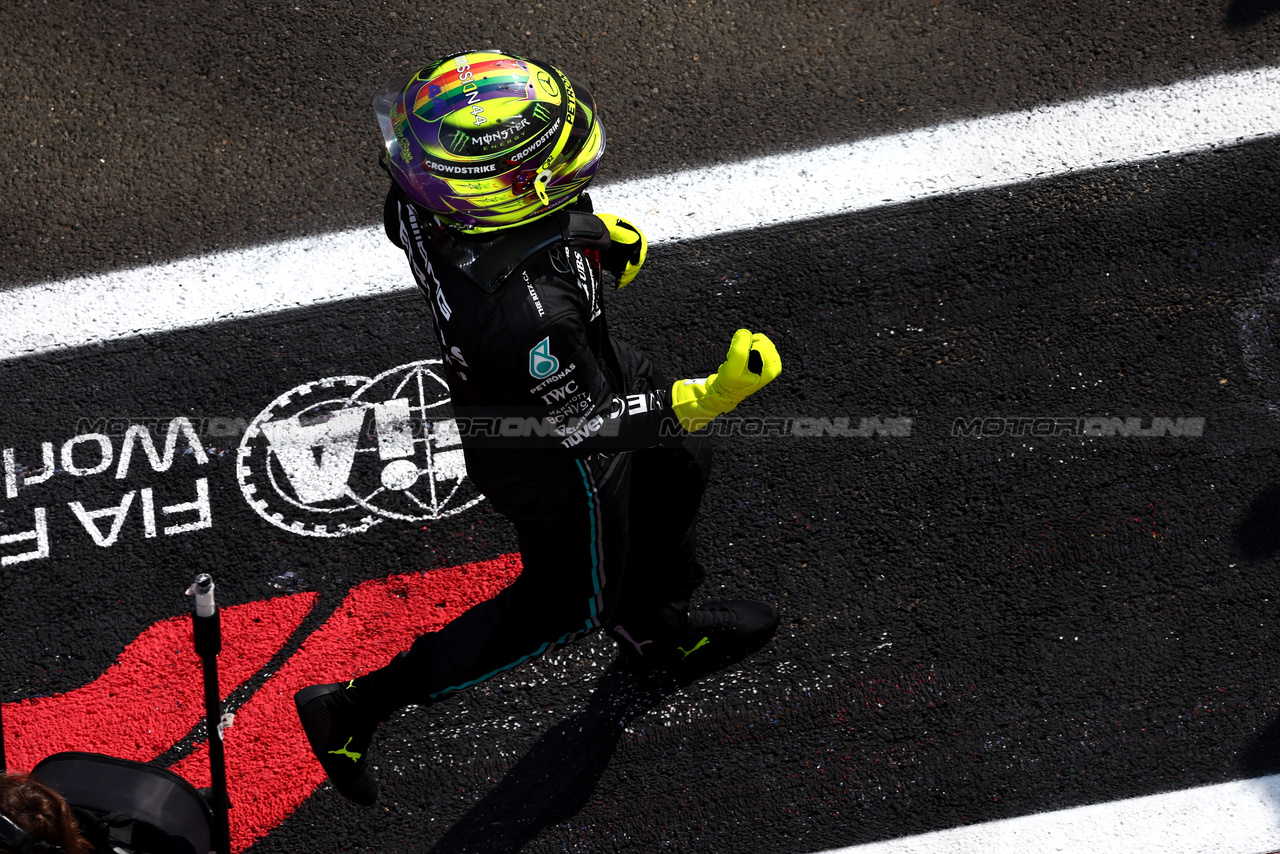 GP UNGHERIA, Pole sitter Lewis Hamilton (GBR) Mercedes AMG F1 celebrates in qualifying parc ferme.

22.07.2023. Formula 1 World Championship, Rd 12, Hungarian Grand Prix, Budapest, Hungary, Qualifiche Day.

 - www.xpbimages.com, EMail: requests@xpbimages.com © Copyright: Coates / XPB Images