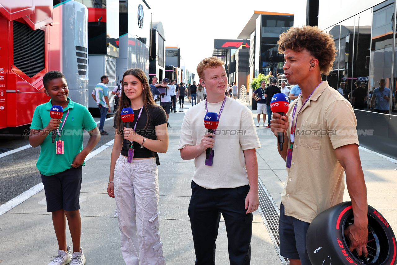 GP UNGHERIA, (L to R): Zac (GBR), Scarlett (GBR), e Braydon (GBR), Sky F1 Junior Presenters with Radzi Chinyanganya (GBR) Sky F1 Presenter.

22.07.2023. Formula 1 World Championship, Rd 12, Hungarian Grand Prix, Budapest, Hungary, Qualifiche Day.

- www.xpbimages.com, EMail: requests@xpbimages.com © Copyright: Moy / XPB Images