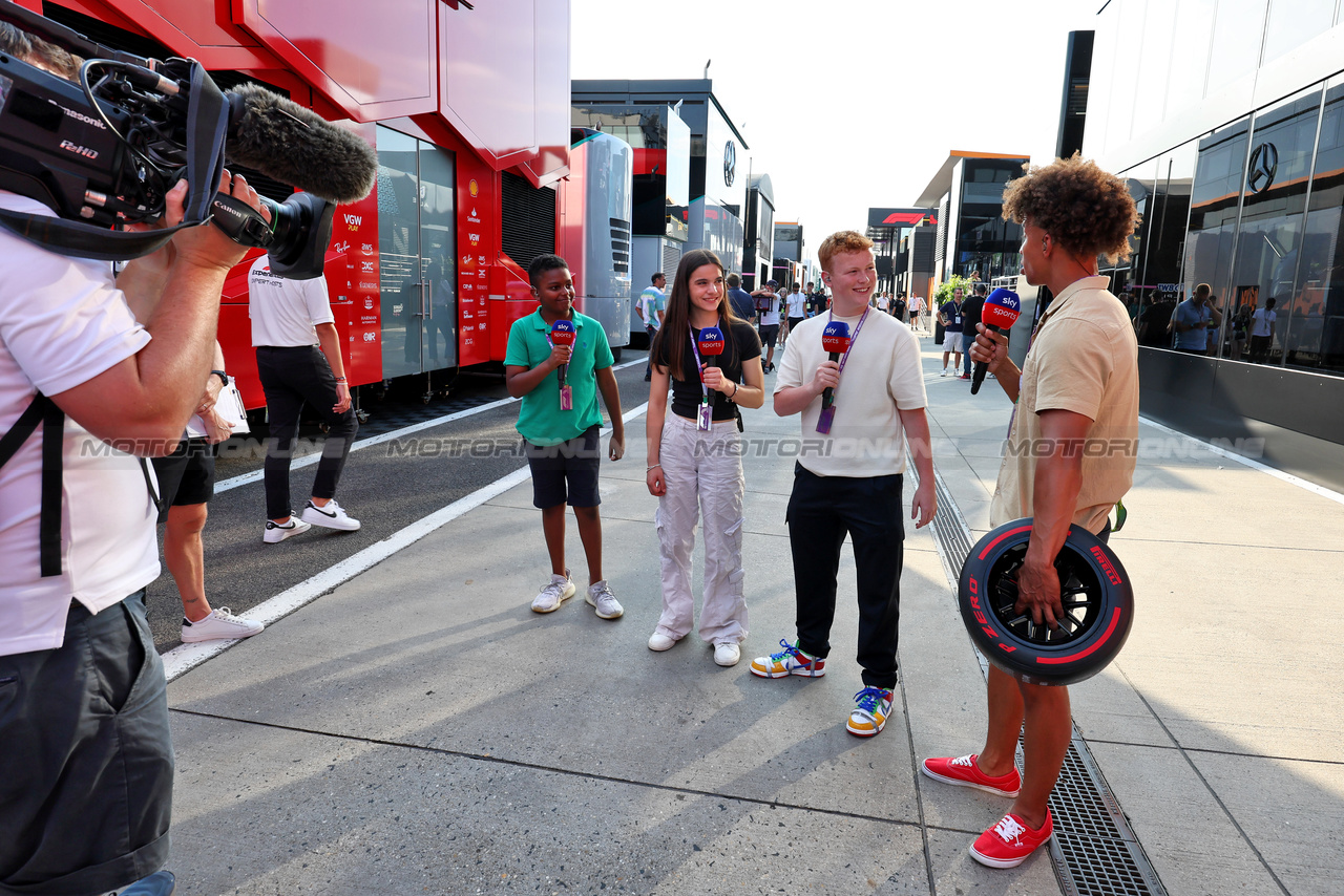 GP UNGHERIA, (L to R): Zac (GBR), Scarlett (GBR), e Braydon (GBR), Sky F1 Junior Presenters with Radzi Chinyanganya (GBR) Sky F1 Presenter.

22.07.2023. Formula 1 World Championship, Rd 12, Hungarian Grand Prix, Budapest, Hungary, Qualifiche Day.

- www.xpbimages.com, EMail: requests@xpbimages.com © Copyright: Moy / XPB Images