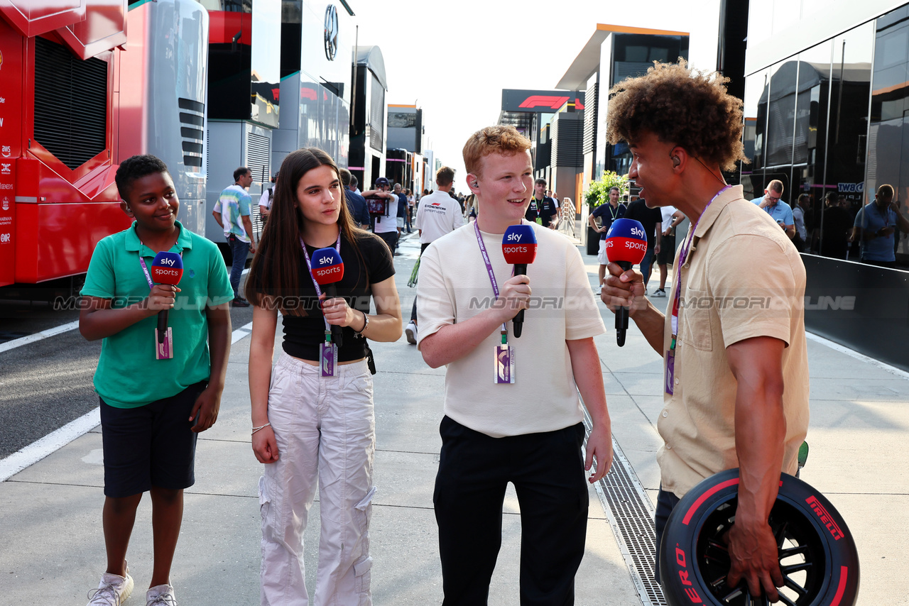 GP UNGHERIA, (L to R): Zac (GBR), Scarlett (GBR), e Braydon (GBR), Sky F1 Junior Presenters with Radzi Chinyanganya (GBR) Sky F1 Presenter.

22.07.2023. Formula 1 World Championship, Rd 12, Hungarian Grand Prix, Budapest, Hungary, Qualifiche Day.

- www.xpbimages.com, EMail: requests@xpbimages.com © Copyright: Moy / XPB Images