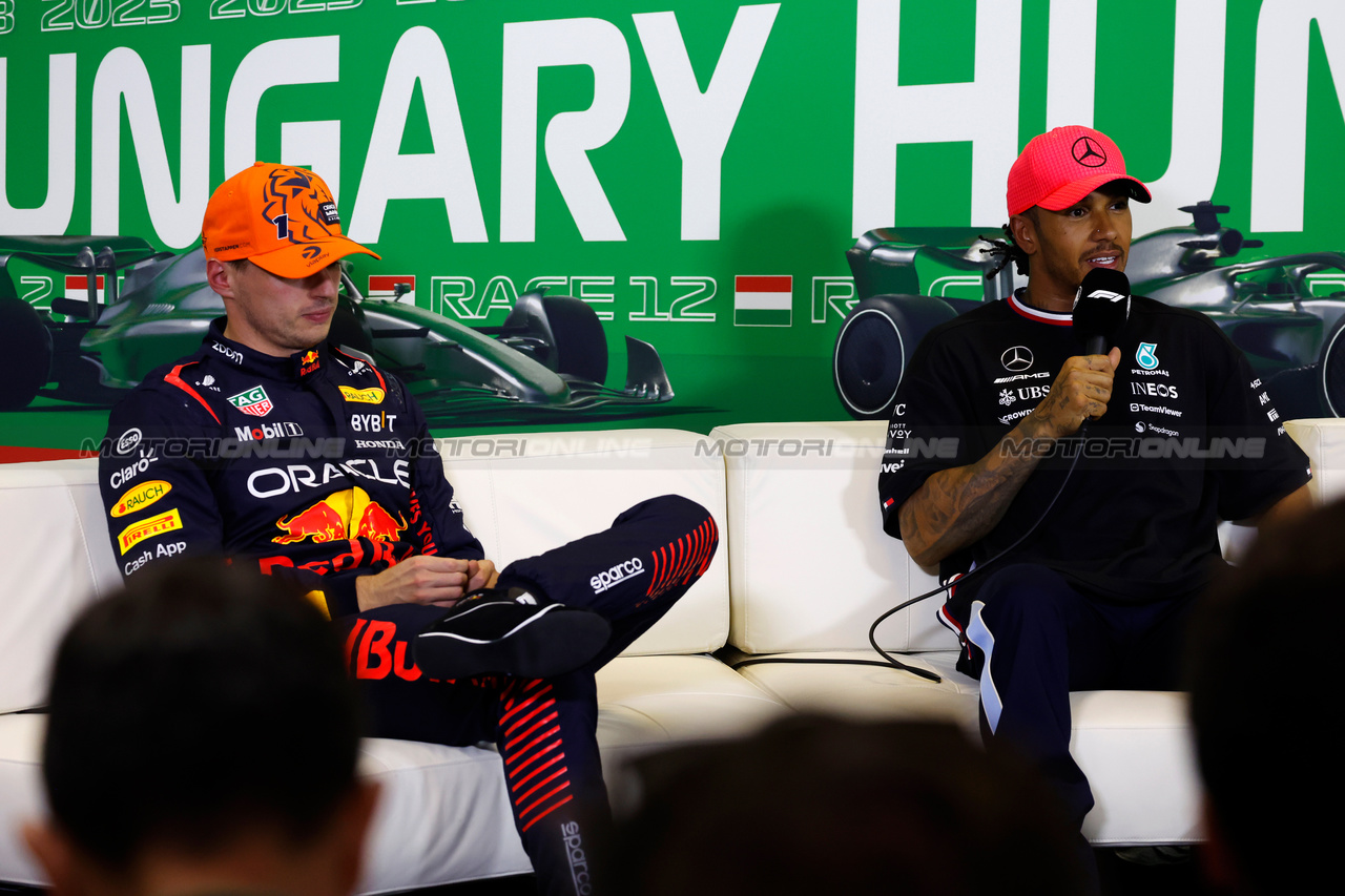 GP UNGHERIA, (L to R): Max Verstappen (NLD) Red Bull Racing e Lewis Hamilton (GBR) Mercedes AMG F1 in the post qualifying FIA Press Conference.

22.07.2023. Formula 1 World Championship, Rd 12, Hungarian Grand Prix, Budapest, Hungary, Qualifiche Day.

- www.xpbimages.com, EMail: requests@xpbimages.com © Copyright: XPB Images