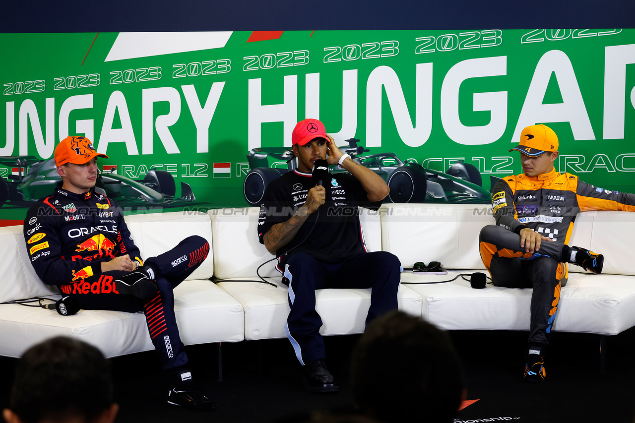 GP UNGHERIA, (L to R): Max Verstappen (NLD) Red Bull Racing; Lewis Hamilton (GBR) Mercedes AMG F1; e Lando Norris (GBR) McLaren, in the post qualifying FIA Press Conference.

22.07.2023. Formula 1 World Championship, Rd 12, Hungarian Grand Prix, Budapest, Hungary, Qualifiche Day.

- www.xpbimages.com, EMail: requests@xpbimages.com © Copyright: XPB Images