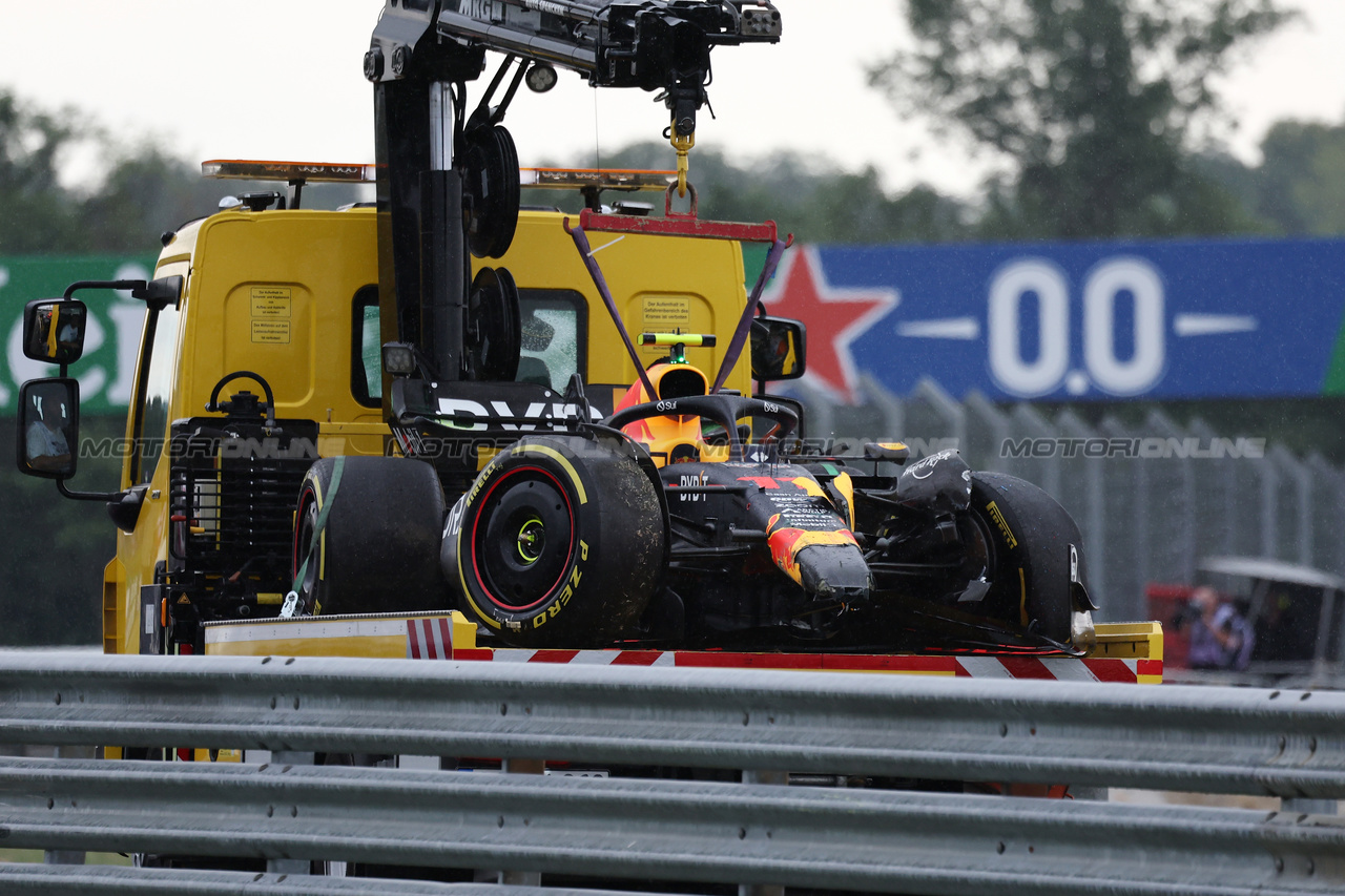 GP UNGHERIA, The damaged Red Bull Racing RB19 of Sergio Perez (MEX) is recovered back to the pits on the back of a truck.

21.07.2023. Formula 1 World Championship, Rd 12, Hungarian Grand Prix, Budapest, Hungary, Practice Day.

- www.xpbimages.com, EMail: requests@xpbimages.com © Copyright: Moy / XPB Images