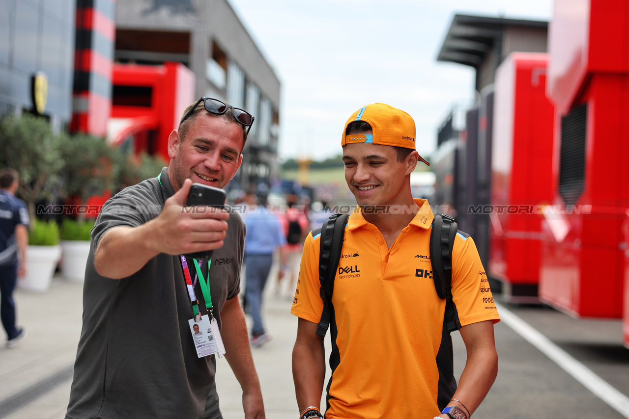 GP UNGHERIA, Lando Norris (GBR) McLaren with fan.

21.07.2023. Formula 1 World Championship, Rd 12, Hungarian Grand Prix, Budapest, Hungary, Practice Day.

- www.xpbimages.com, EMail: requests@xpbimages.com © Copyright: Bearne / XPB Images