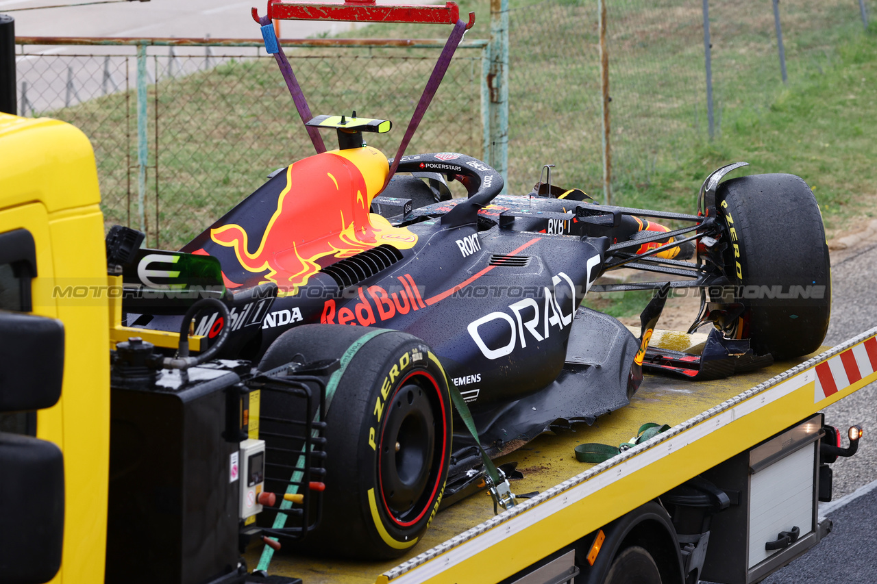 GP UNGHERIA, The damaged Red Bull Racing RB19 of Sergio Perez (MEX) is recovered back to the pits on the back of a truck. 

21.07.2023. Formula 1 World Championship, Rd 12, Hungarian Grand Prix, Budapest, Hungary, Practice Day.

 - www.xpbimages.com, EMail: requests@xpbimages.com © Copyright: Coates / XPB Images