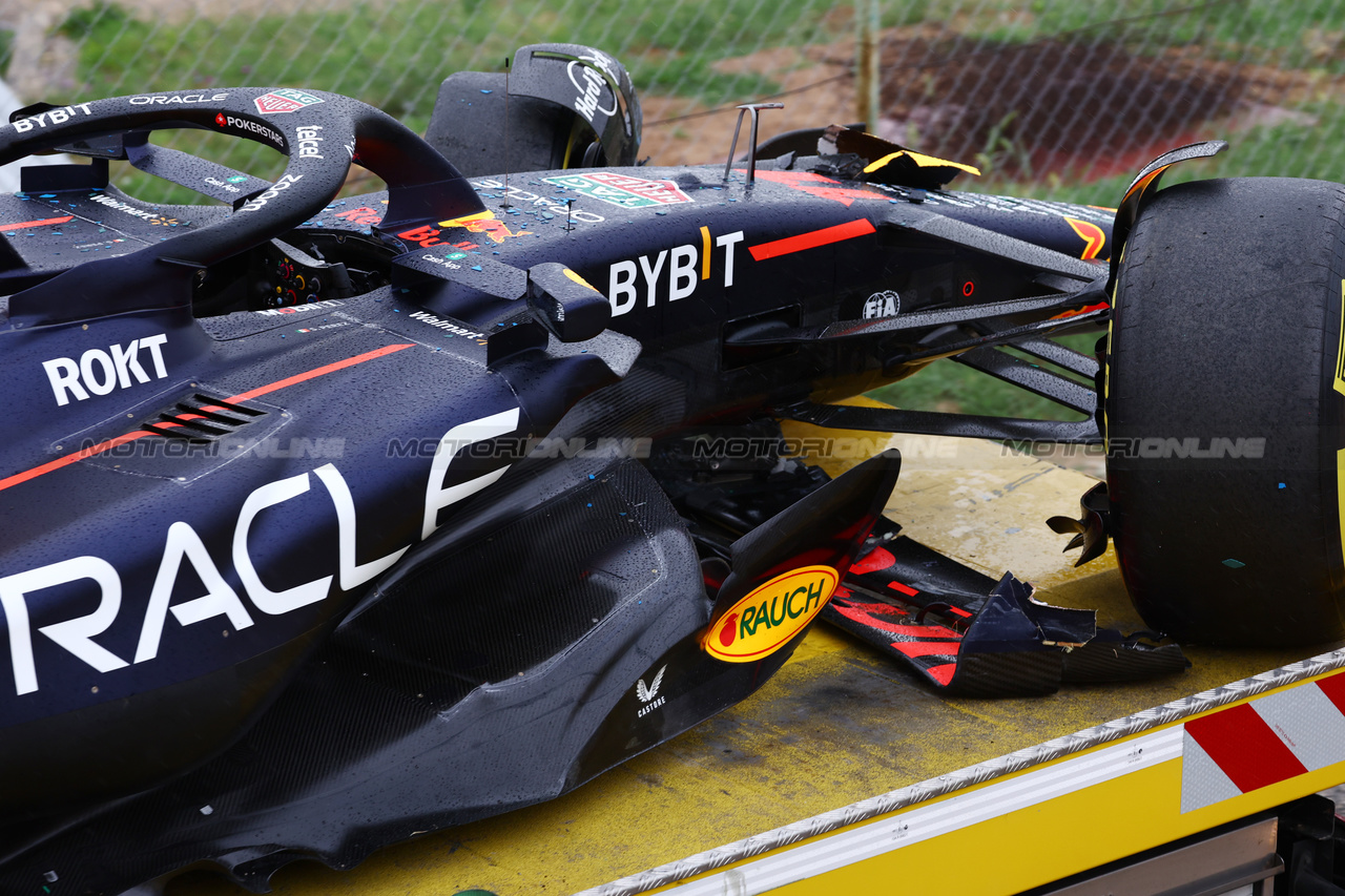 GP UNGHERIA, The damaged Red Bull Racing RB19 of Sergio Perez (MEX) is recovered back to the pits on the back of a truck. 

21.07.2023. Formula 1 World Championship, Rd 12, Hungarian Grand Prix, Budapest, Hungary, Practice Day.

 - www.xpbimages.com, EMail: requests@xpbimages.com © Copyright: Coates / XPB Images