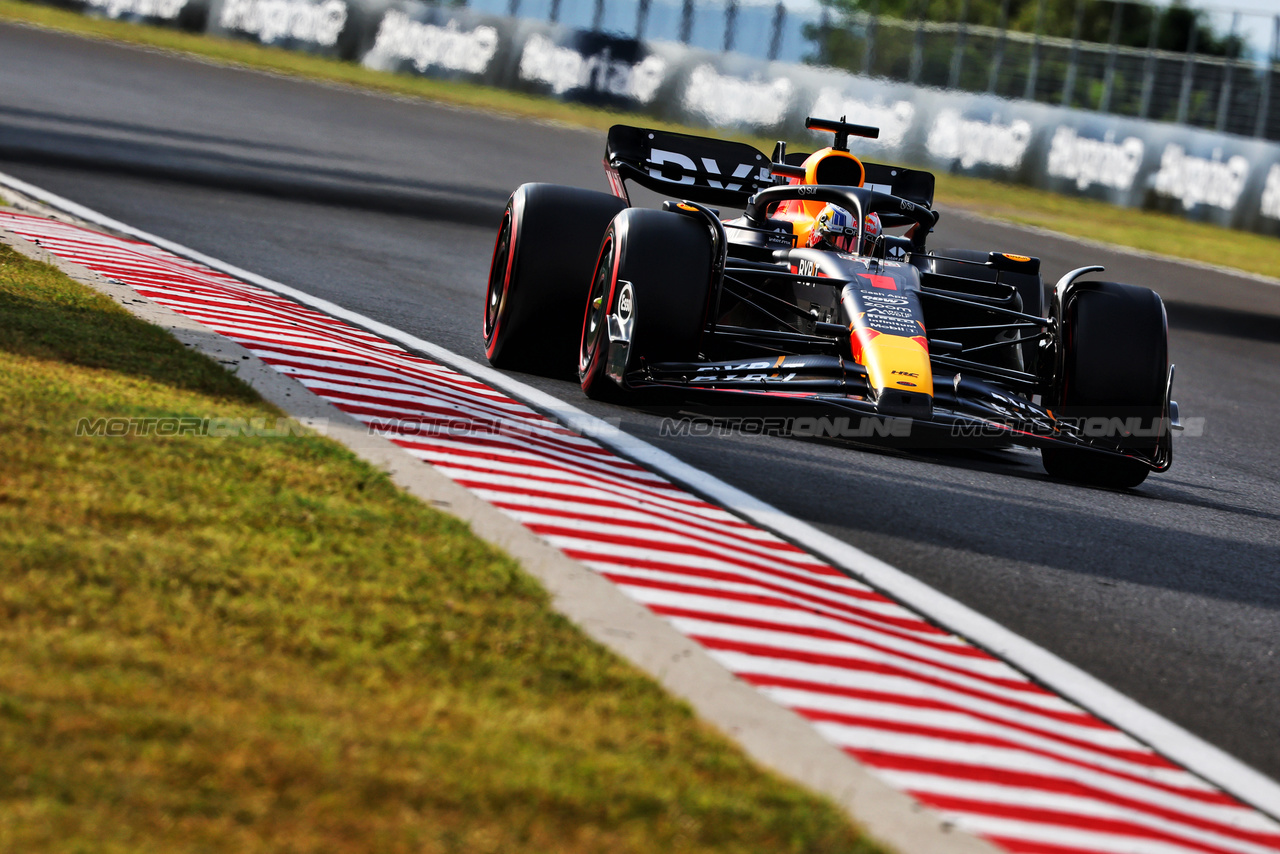 GP UNGHERIA, Max Verstappen (NLD) Red Bull Racing RB19.

21.07.2023. Formula 1 World Championship, Rd 12, Hungarian Grand Prix, Budapest, Hungary, Practice Day.

- www.xpbimages.com, EMail: requests@xpbimages.com © Copyright: Charniaux / XPB Images