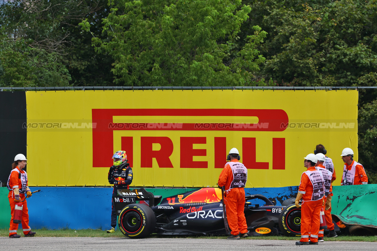 GP UNGHERIA, Sergio Perez (MEX) Red Bull Racing RB19 crashed in the first practice session.

21.07.2023. Formula 1 World Championship, Rd 12, Hungarian Grand Prix, Budapest, Hungary, Practice Day.

 - www.xpbimages.com, EMail: requests@xpbimages.com © Copyright: Coates / XPB Images