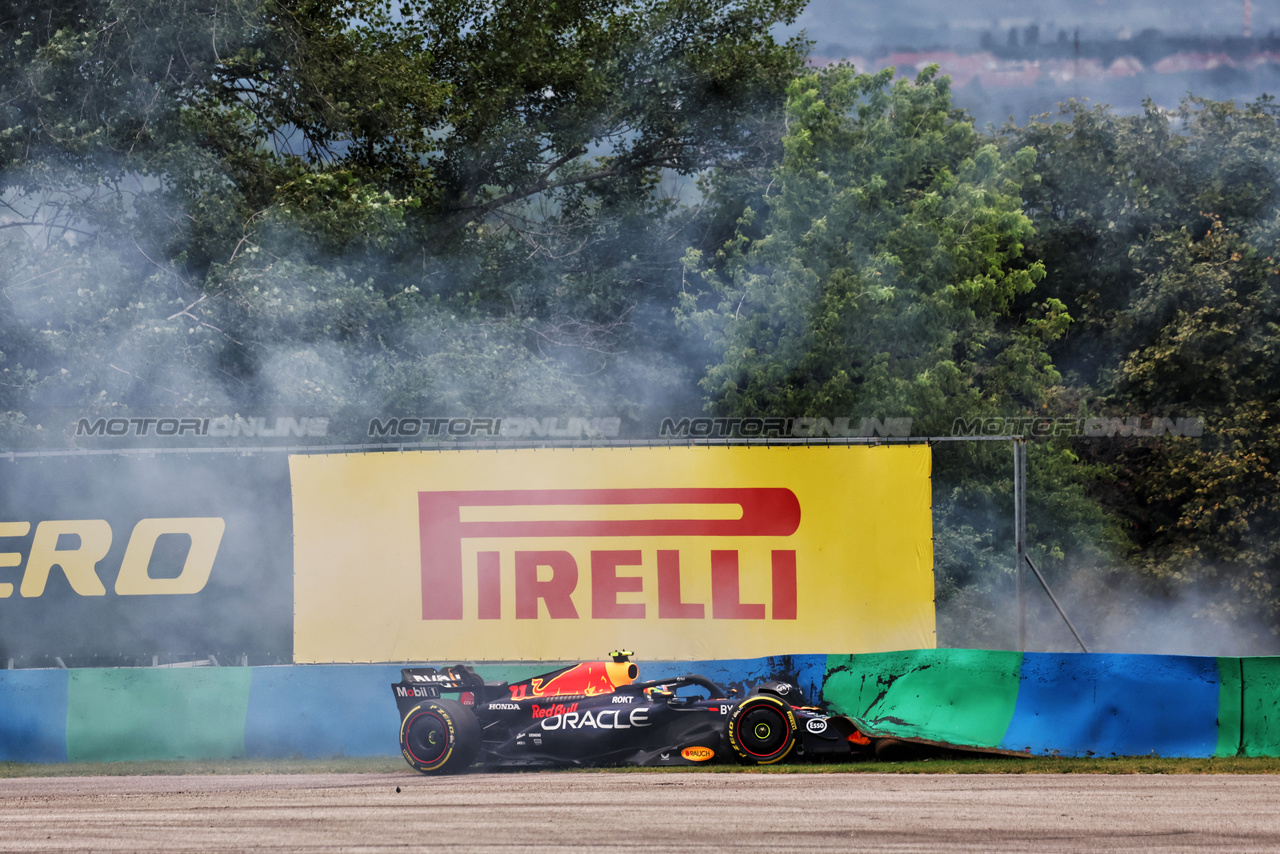 GP UNGHERIA, Sergio Perez (MEX) Red Bull Racing RB19 crashed in the first practice session.

21.07.2023. Formula 1 World Championship, Rd 12, Hungarian Grand Prix, Budapest, Hungary, Practice Day.

- www.xpbimages.com, EMail: requests@xpbimages.com © Copyright: Moy / XPB Images