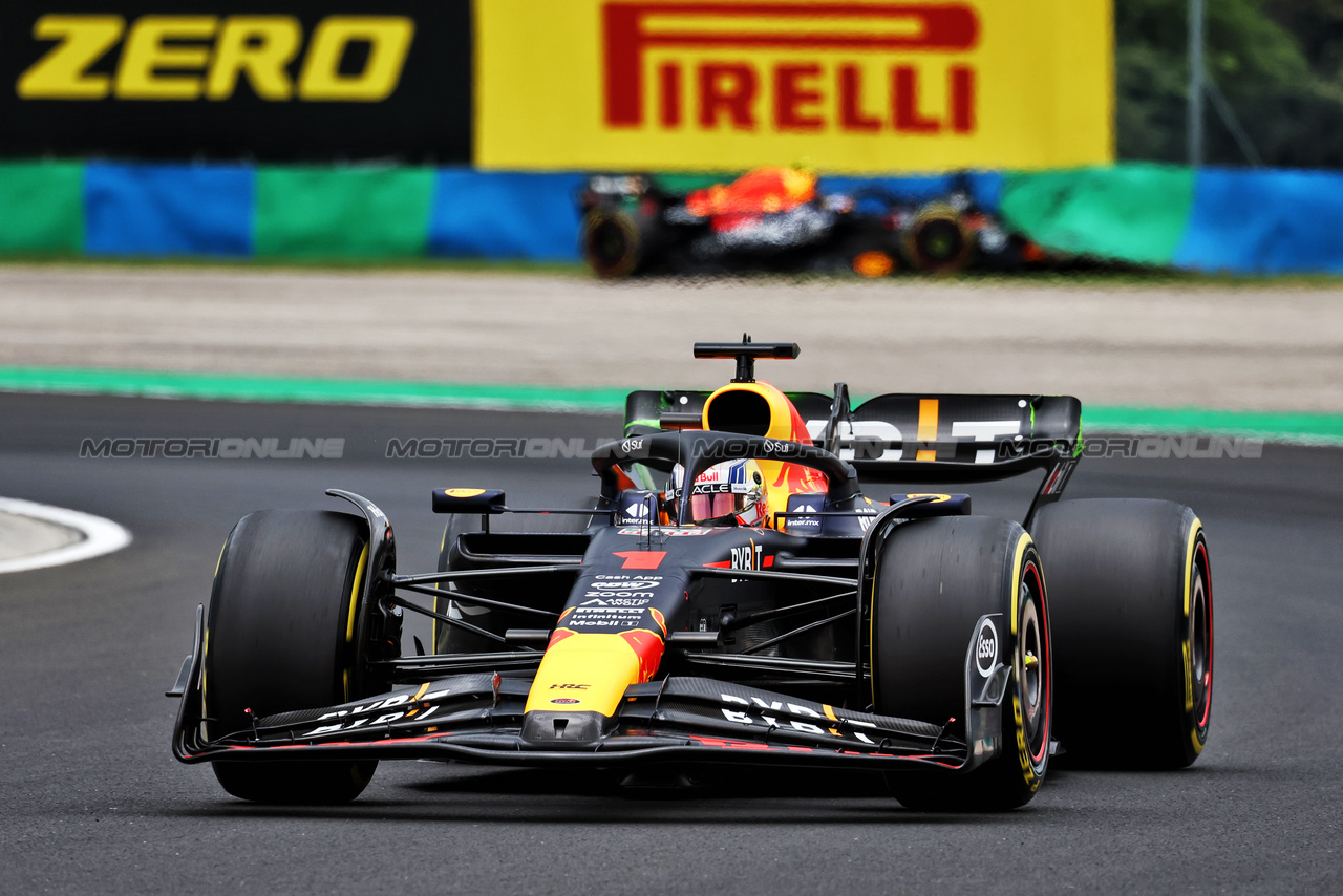 GP UNGHERIA, Max Verstappen (NLD) Red Bull Racing RB19 passes Sergio Perez (MEX) Red Bull Racing RB19, who crashed in the first practice session.

21.07.2023. Formula 1 World Championship, Rd 12, Hungarian Grand Prix, Budapest, Hungary, Practice Day.

- www.xpbimages.com, EMail: requests@xpbimages.com © Copyright: Moy / XPB Images