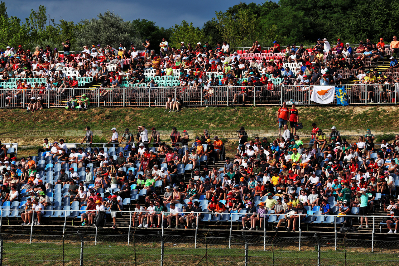 GP UNGHERIA, Circuit Atmosfera - fans in the grandstand.

21.07.2023. Formula 1 World Championship, Rd 12, Hungarian Grand Prix, Budapest, Hungary, Practice Day.

- www.xpbimages.com, EMail: requests@xpbimages.com © Copyright: Moy / XPB Images