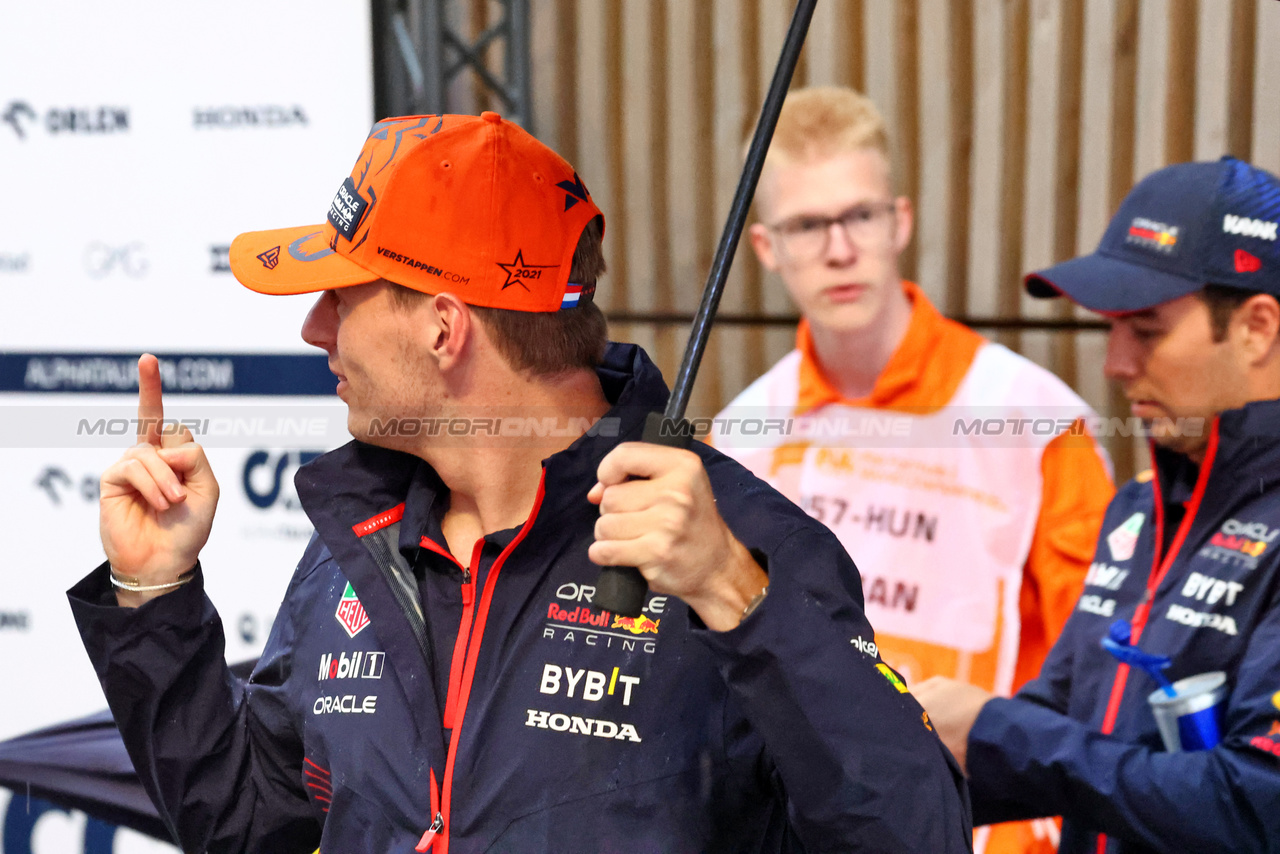 GP UNGHERIA, Max Verstappen (NLD) Red Bull Racing e Sergio Perez (MEX) Red Bull Racing.

21.07.2023. Formula 1 World Championship, Rd 12, Hungarian Grand Prix, Budapest, Hungary, Practice Day.

 - www.xpbimages.com, EMail: requests@xpbimages.com © Copyright: Coates / XPB Images