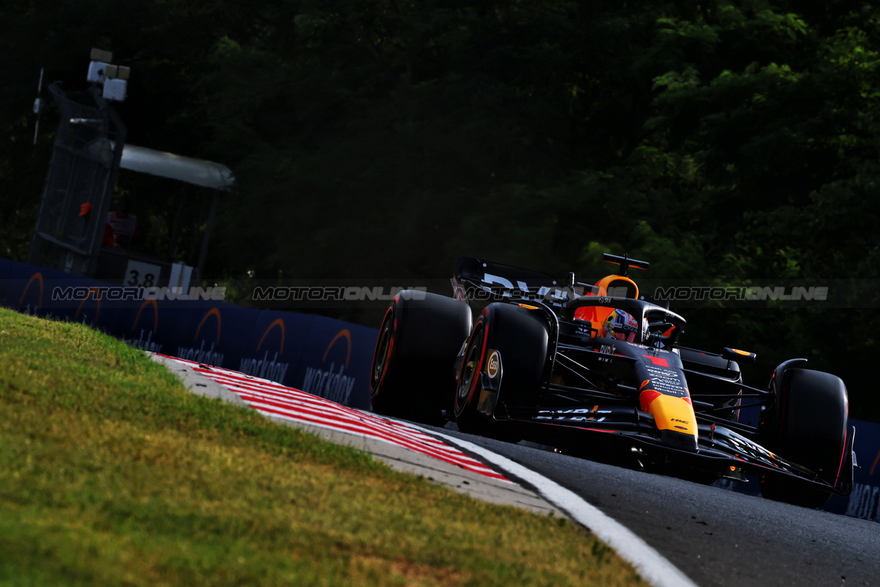 GP UNGHERIA, Max Verstappen (NLD) Red Bull Racing RB19.

21.07.2023. Formula 1 World Championship, Rd 12, Hungarian Grand Prix, Budapest, Hungary, Practice Day.

 - www.xpbimages.com, EMail: requests@xpbimages.com © Copyright: Coates / XPB Images