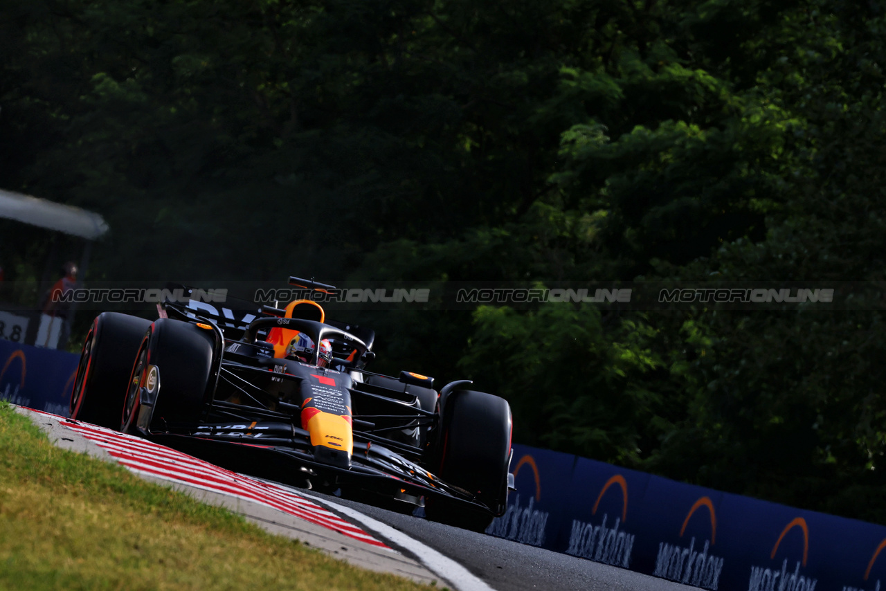 GP UNGHERIA, Max Verstappen (NLD) Red Bull Racing RB19.

21.07.2023. Formula 1 World Championship, Rd 12, Hungarian Grand Prix, Budapest, Hungary, Practice Day.

 - www.xpbimages.com, EMail: requests@xpbimages.com © Copyright: Coates / XPB Images