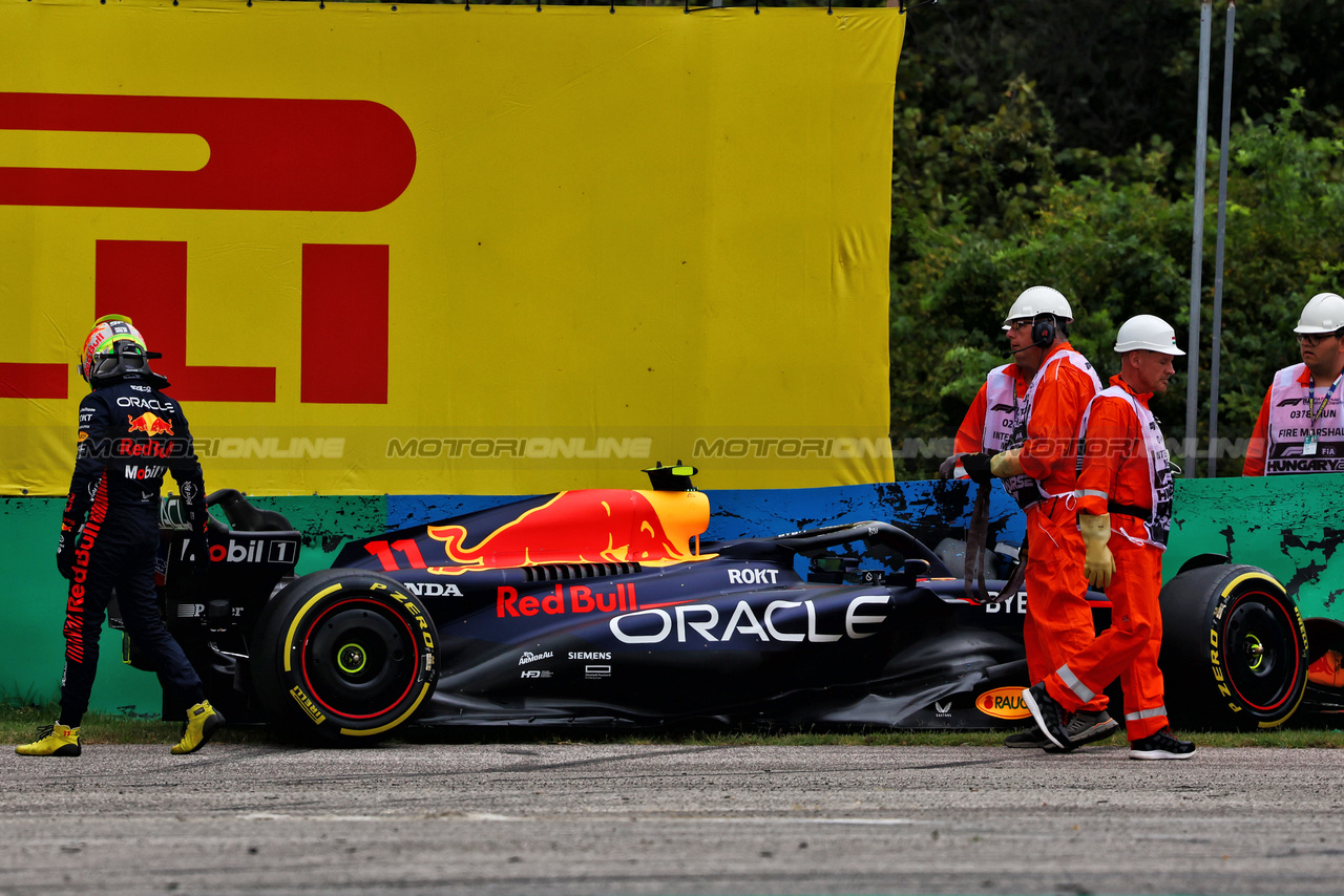 GP UNGHERIA, Sergio Perez (MEX) Red Bull Racing RB19 crashed in the first practice session.

21.07.2023. Formula 1 World Championship, Rd 12, Hungarian Grand Prix, Budapest, Hungary, Practice Day.

- www.xpbimages.com, EMail: requests@xpbimages.com © Copyright: Charniaux / XPB Images