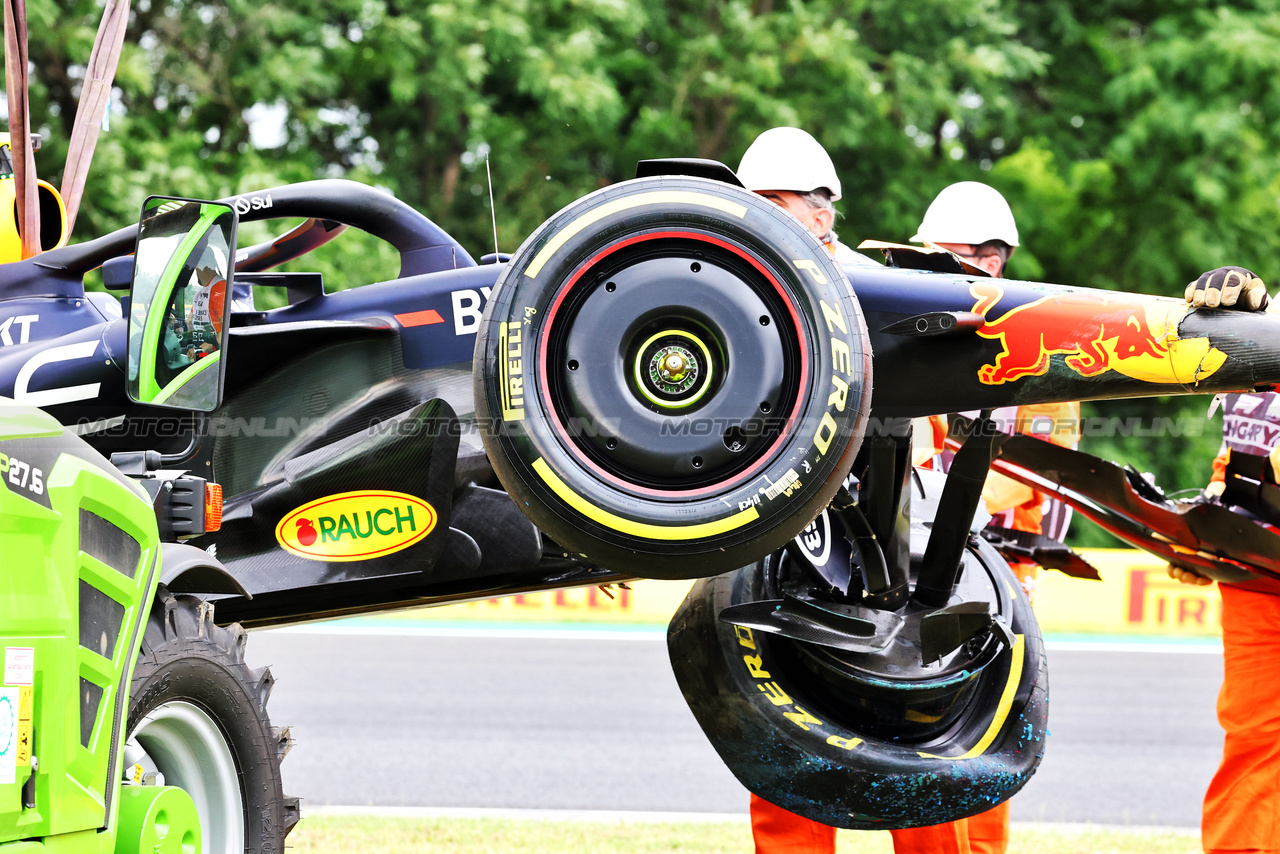 GP UNGHERIA, The damaged Red Bull Racing RB19 of Sergio Perez (MEX) Red Bull Racing, who crashed in the first practice session.

21.07.2023. Formula 1 World Championship, Rd 12, Hungarian Grand Prix, Budapest, Hungary, Practice Day.

- www.xpbimages.com, EMail: requests@xpbimages.com © Copyright: Charniaux / XPB Images