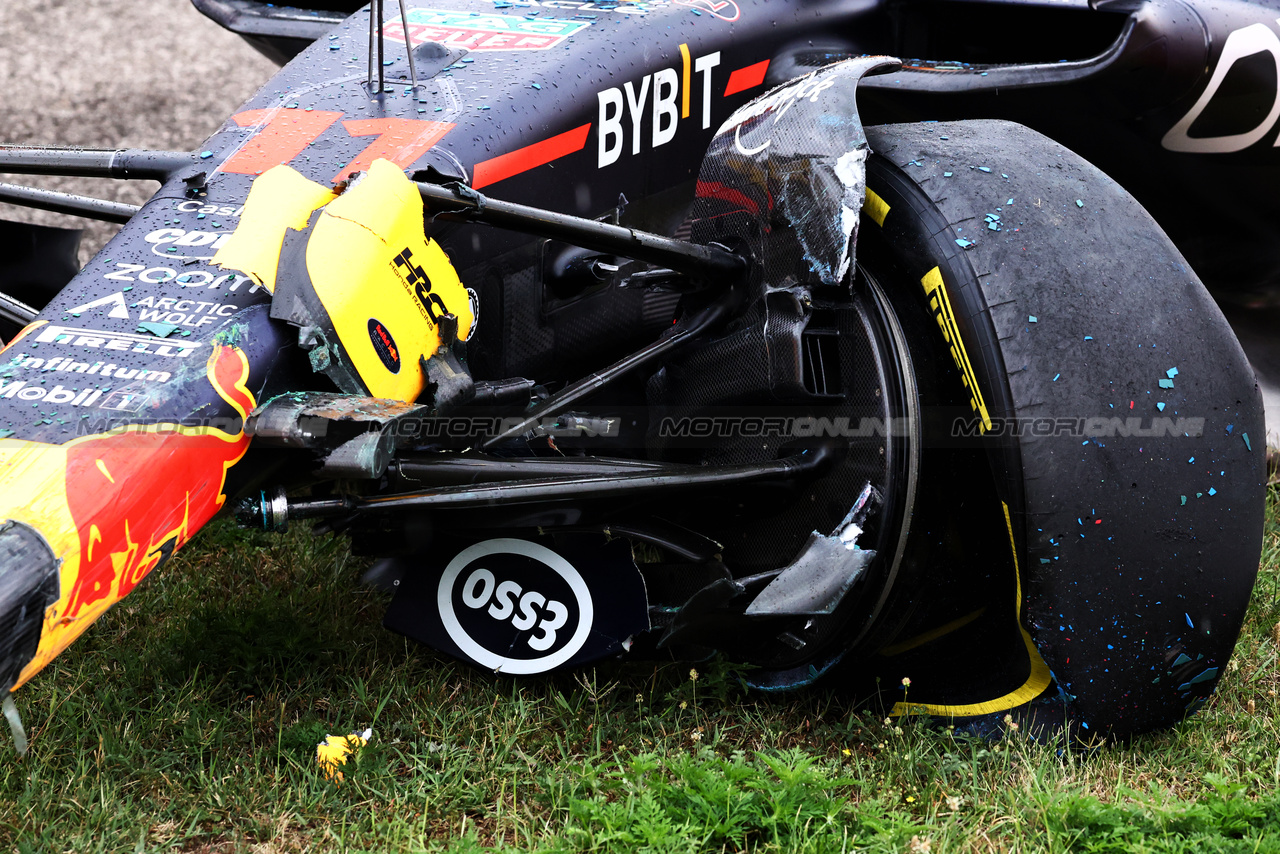 GP UNGHERIA, The damaged Red Bull Racing RB19 of Sergio Perez (MEX) Red Bull Racing, who crashed in the first practice session.

21.07.2023. Formula 1 World Championship, Rd 12, Hungarian Grand Prix, Budapest, Hungary, Practice Day.

- www.xpbimages.com, EMail: requests@xpbimages.com © Copyright: Charniaux / XPB Images