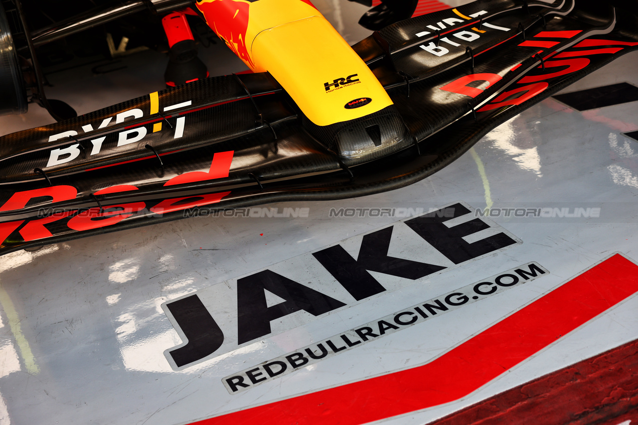 TEST ABU DHABI, Jake Dennis (GBR) Red Bull Racing RB19 Test Driver - garage floor.

28.11.2023. Formula 1 Testing, Yas Marina Circuit, Abu Dhabi, Tuesday.

- www.xpbimages.com, EMail: requests@xpbimages.com © Copyright: Batchelor / XPB Images