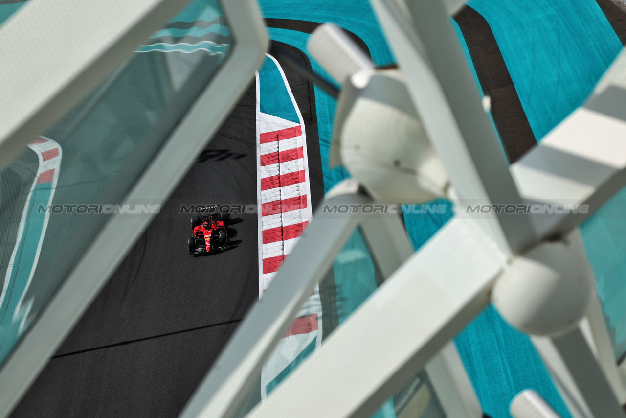 TEST ABU DHABI, Carlos Sainz Jr (ESP) Ferrari SF-23.

28.11.2023. Formula 1 Testing, Yas Marina Circuit, Abu Dhabi, Tuesday.

- www.xpbimages.com, EMail: requests@xpbimages.com © Copyright: Moy / XPB Images