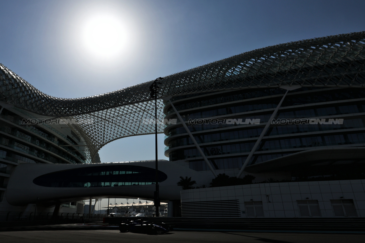 TEST ABU DHABI, Alexander Albon (THA) Williams Racing FW45.

28.11.2023. Formula 1 Testing, Yas Marina Circuit, Abu Dhabi, Tuesday.

- www.xpbimages.com, EMail: requests@xpbimages.com © Copyright: Moy / XPB Images
