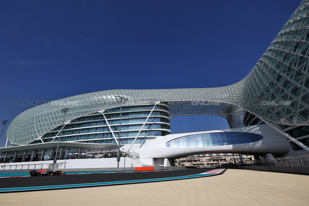 TEST ABU DHABI, Sergio Perez (MEX) Red Bull Racing RB19.

28.11.2023. Formula 1 Testing, Yas Marina Circuit, Abu Dhabi, Tuesday.

- www.xpbimages.com, EMail: requests@xpbimages.com © Copyright: Moy / XPB Images