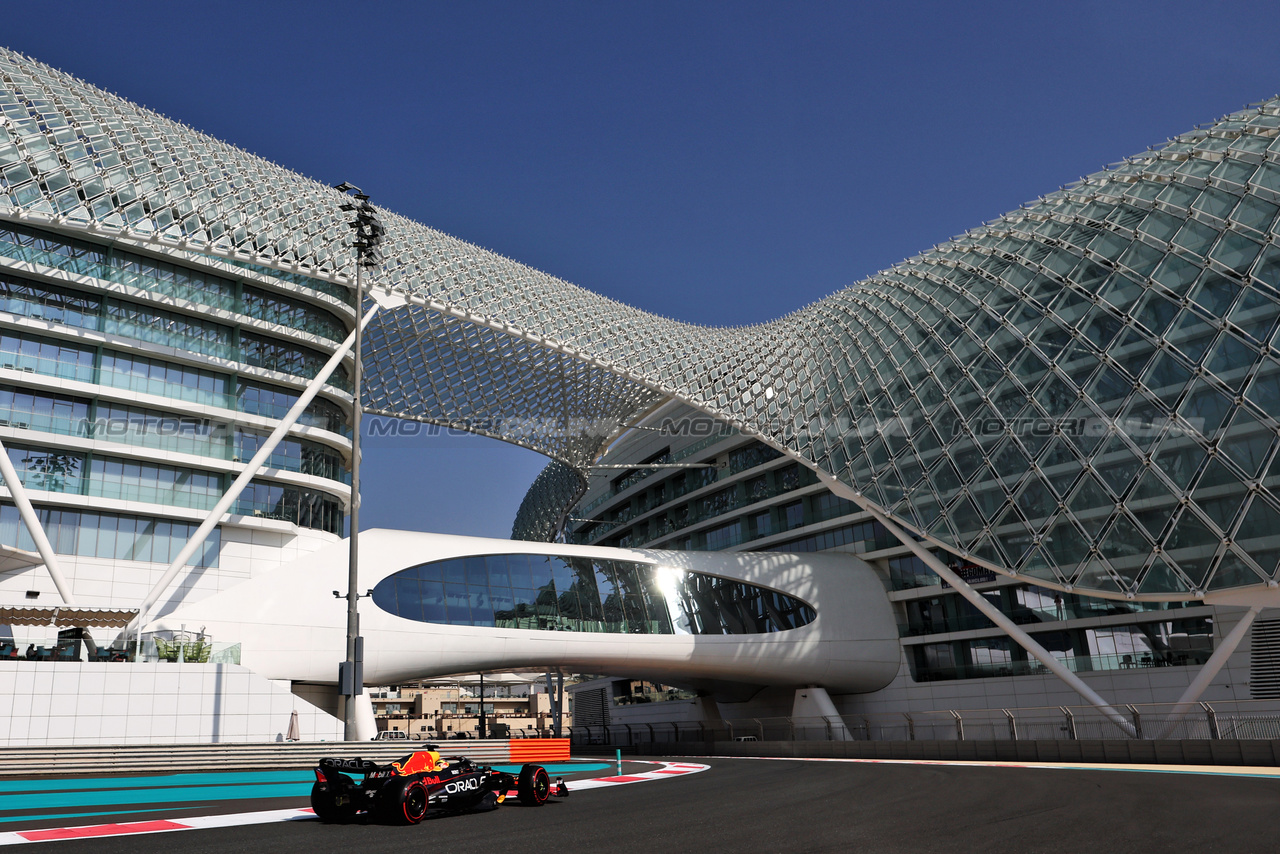TEST ABU DHABI, Sergio Perez (MEX) Red Bull Racing RB19.

28.11.2023. Formula 1 Testing, Yas Marina Circuit, Abu Dhabi, Tuesday.

- www.xpbimages.com, EMail: requests@xpbimages.com © Copyright: Moy / XPB Images