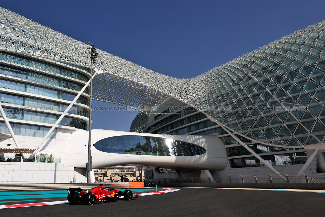 TEST ABU DHABI, Carlos Sainz Jr (ESP) Ferrari SF-23.

28.11.2023. Formula 1 Testing, Yas Marina Circuit, Abu Dhabi, Tuesday.

- www.xpbimages.com, EMail: requests@xpbimages.com © Copyright: Moy / XPB Images
