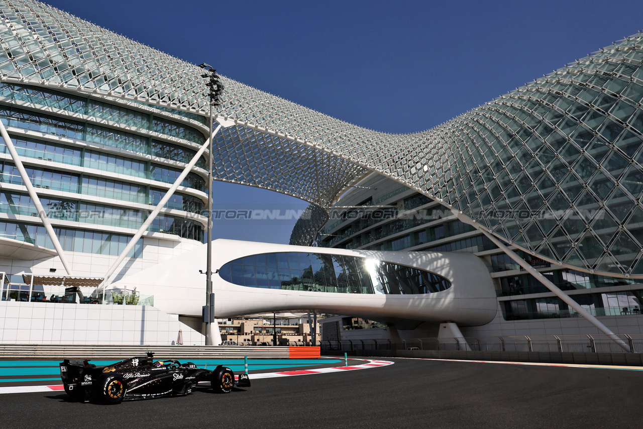 TEST ABU DHABI, Zhou Guanyu (CHN) Alfa Romeo F1 Team C43.

28.11.2023. Formula 1 Testing, Yas Marina Circuit, Abu Dhabi, Tuesday.

- www.xpbimages.com, EMail: requests@xpbimages.com © Copyright: Moy / XPB Images