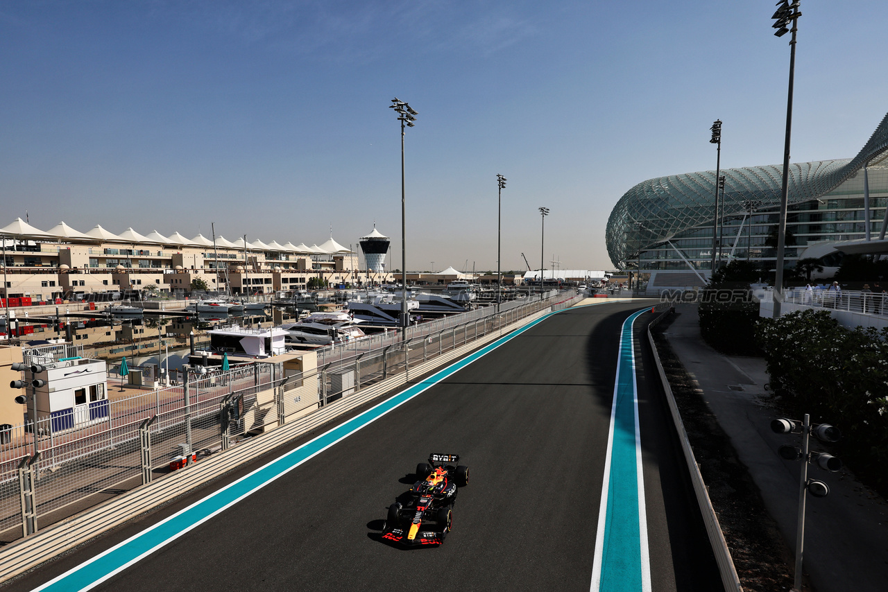 TEST ABU DHABI, Sergio Perez (MEX) Red Bull Racing RB19.

28.11.2023. Formula 1 Testing, Yas Marina Circuit, Abu Dhabi, Tuesday.

- www.xpbimages.com, EMail: requests@xpbimages.com © Copyright: Moy / XPB Images