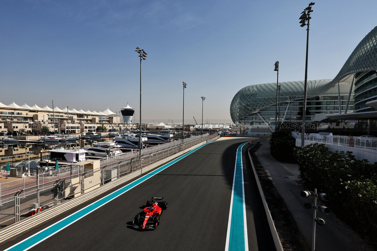TEST ABU DHABI, Carlos Sainz Jr (ESP) Ferrari SF-23.

28.11.2023. Formula 1 Testing, Yas Marina Circuit, Abu Dhabi, Tuesday.

- www.xpbimages.com, EMail: requests@xpbimages.com © Copyright: Moy / XPB Images