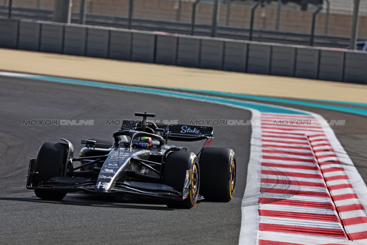 TEST ABU DHABI, Zhou Guanyu (CHN) Alfa Romeo F1 Team C43.

28.11.2023. Formula 1 Testing, Yas Marina Circuit, Abu Dhabi, Tuesday.

- www.xpbimages.com, EMail: requests@xpbimages.com © Copyright: Batchelor / XPB Images