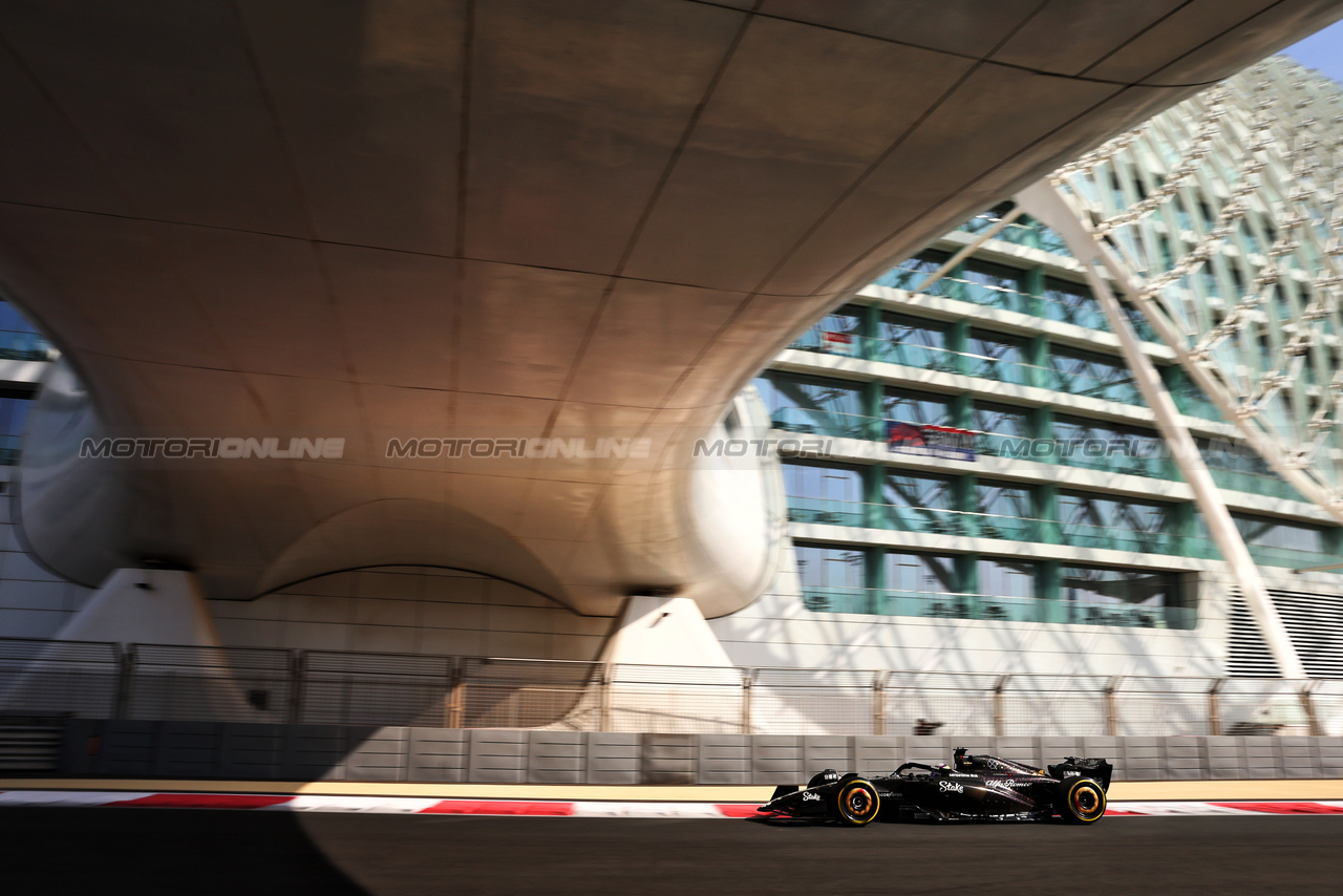 TEST ABU DHABI, Zhou Guanyu (CHN) Alfa Romeo F1 Team C43.

28.11.2023. Formula 1 Testing, Yas Marina Circuit, Abu Dhabi, Tuesday.

- www.xpbimages.com, EMail: requests@xpbimages.com © Copyright: Batchelor / XPB Images