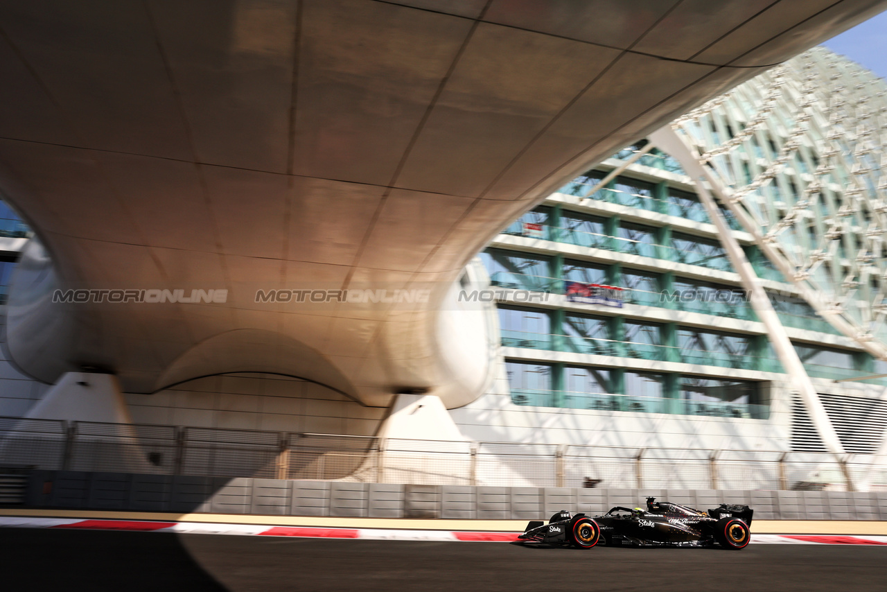 TEST ABU DHABI, Theo Pourchaire (FRA) Alfa Romeo F1 Team C43 Reserve Driver.

28.11.2023. Formula 1 Testing, Yas Marina Circuit, Abu Dhabi, Tuesday.

- www.xpbimages.com, EMail: requests@xpbimages.com © Copyright: Batchelor / XPB Images