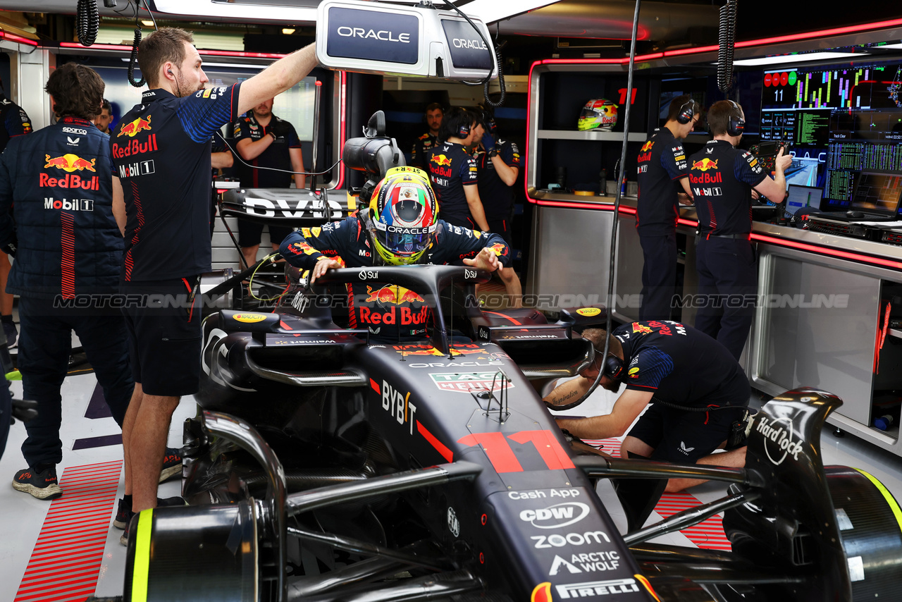 TEST ABU DHABI, Sergio Perez (MEX) Red Bull Racing RB19.

28.11.2023. Formula 1 Testing, Yas Marina Circuit, Abu Dhabi, Tuesday.

- www.xpbimages.com, EMail: requests@xpbimages.com © Copyright: Moy / XPB Images