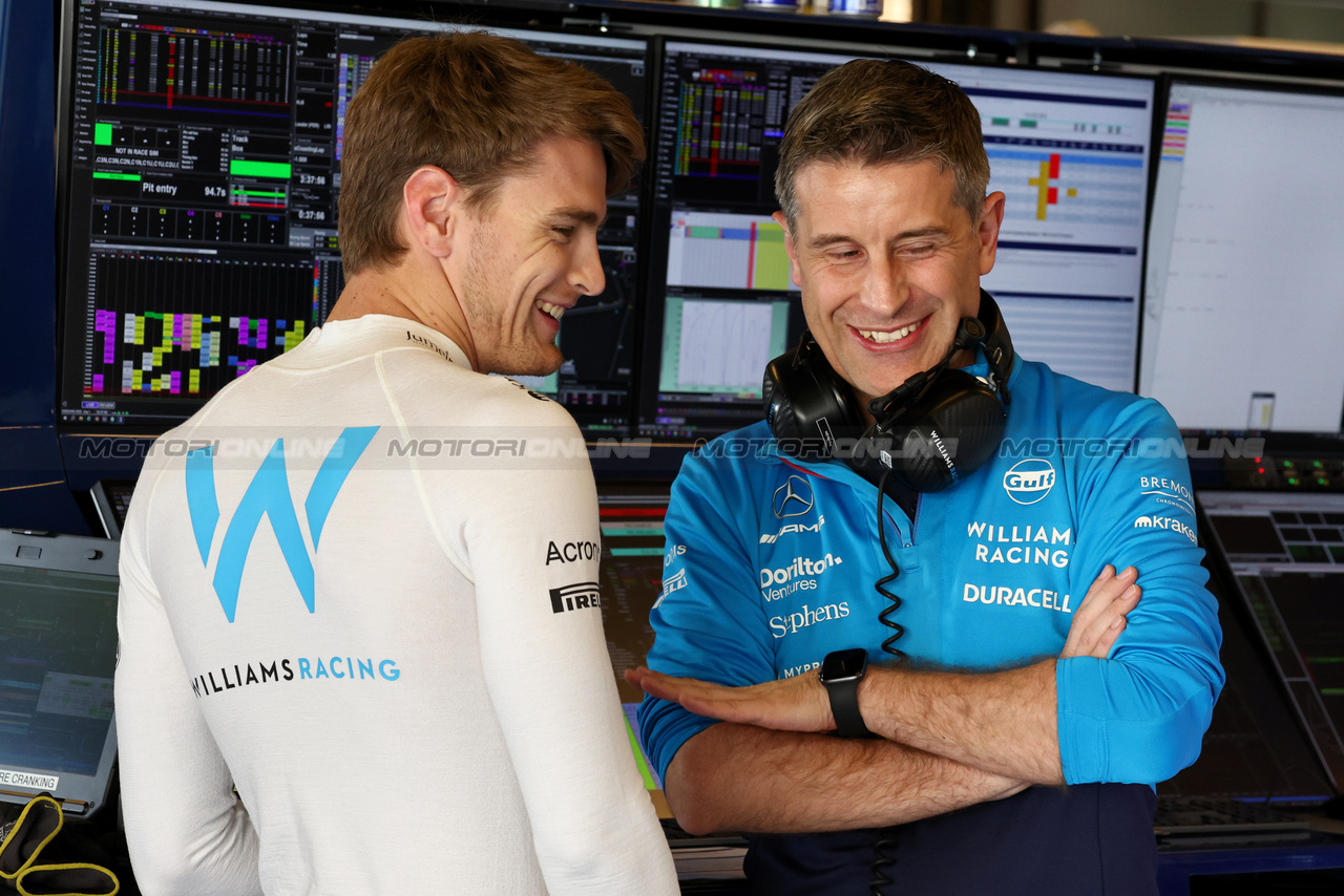 TEST ABU DHABI, (L to R): Logan Sargeant (USA) Williams Racing with Ed Regan (GBR) Williams Racing Engineer.

28.11.2023. Formula 1 Testing, Yas Marina Circuit, Abu Dhabi, Tuesday.

- www.xpbimages.com, EMail: requests@xpbimages.com © Copyright: Moy / XPB Images