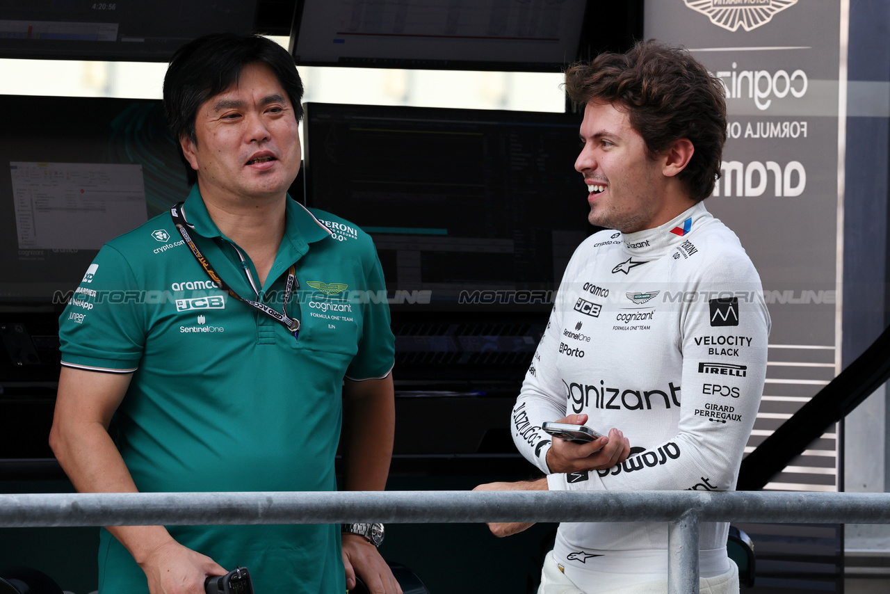 TEST ABU DHABI, (L to R): Jun Matsuzaki (JPN) Aston Martin F1 Team Chief Tyre Performance Engineer with Felipe Drugovich (BRA) Aston Martin F1 Team, Reserve e Development Programme Driver.

28.11.2023. Formula 1 Testing, Yas Marina Circuit, Abu Dhabi, Tuesday.

- www.xpbimages.com, EMail: requests@xpbimages.com © Copyright: Moy / XPB Images