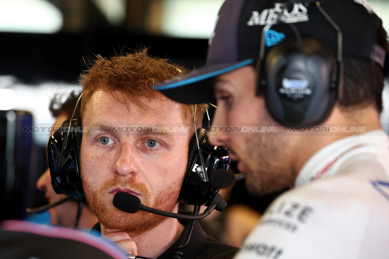 TEST ABU DHABI, Josh Peckett (GBR) Alpine F1 Team Gara Engineer with Esteban Ocon (FRA) Alpine F1 Team.

28.11.2023. Formula 1 Testing, Yas Marina Circuit, Abu Dhabi, Tuesday.

- www.xpbimages.com, EMail: requests@xpbimages.com © Copyright: Moy / XPB Images