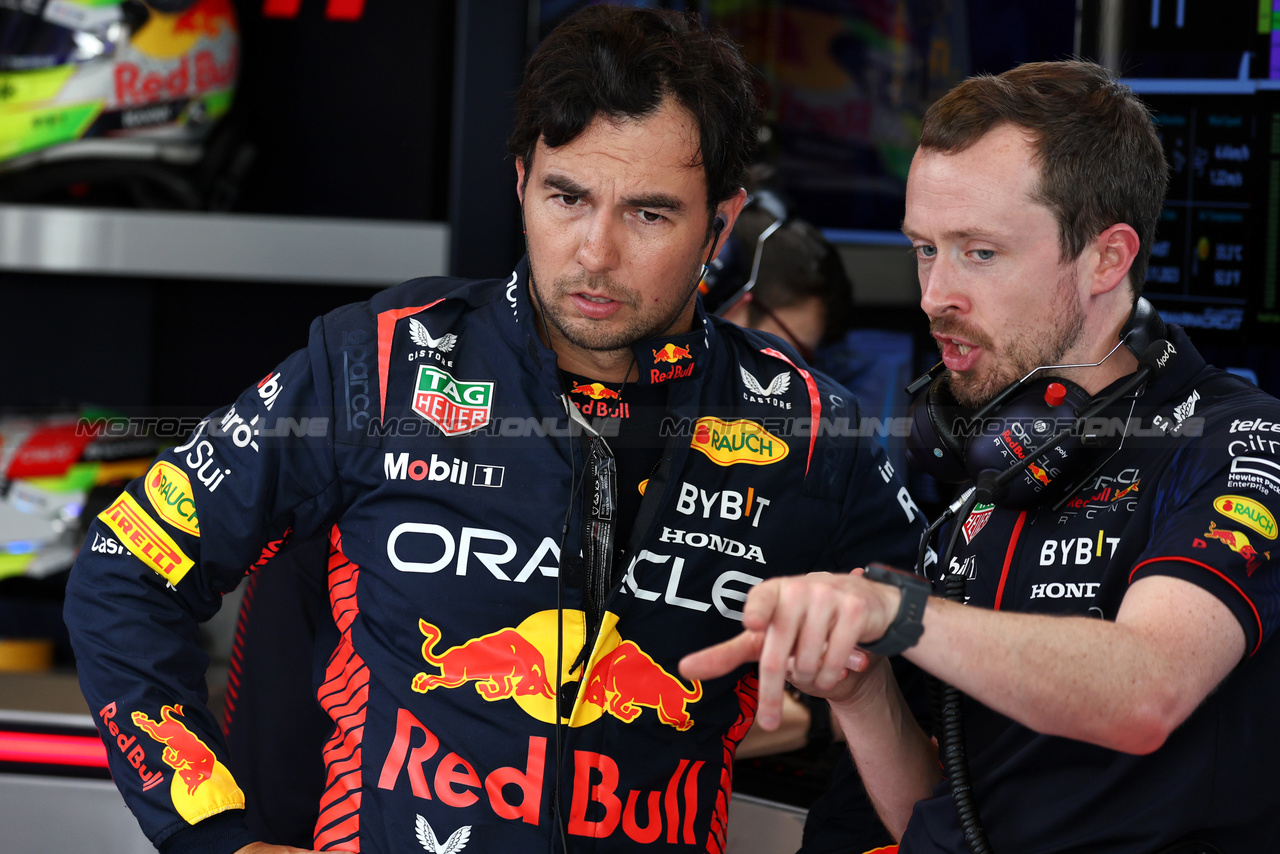 TEST ABU DHABI, Sergio Perez (MEX) Red Bull Racing.

28.11.2023. Formula 1 Testing, Yas Marina Circuit, Abu Dhabi, Tuesday.

- www.xpbimages.com, EMail: requests@xpbimages.com © Copyright: Moy / XPB Images
