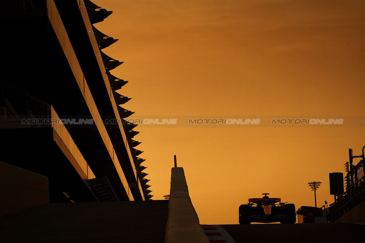 TEST ABU DHABI, Oscar Piastri (AUS) McLaren MCL60.

28.11.2023. Formula 1 Testing, Yas Marina Circuit, Abu Dhabi, Tuesday.

- www.xpbimages.com, EMail: requests@xpbimages.com © Copyright: Batchelor / XPB Images
