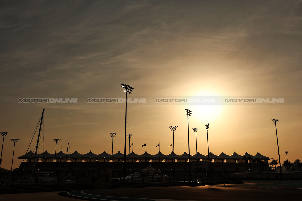 TEST ABU DHABI, Logan Sargeant (USA) Williams Racing FW45.

28.11.2023. Formula 1 Testing, Yas Marina Circuit, Abu Dhabi, Tuesday.

- www.xpbimages.com, EMail: requests@xpbimages.com © Copyright: Moy / XPB Images