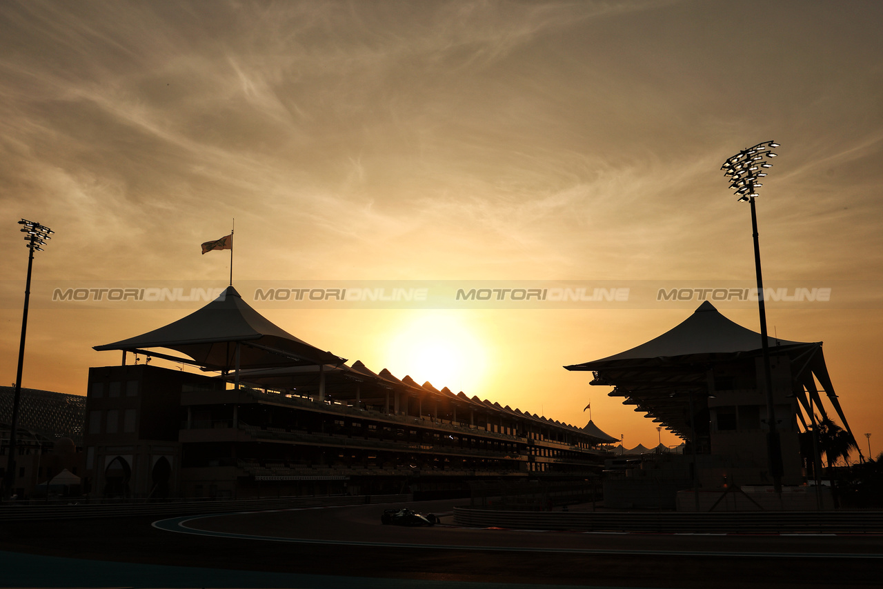 TEST ABU DHABI, Fernando Alonso (ESP) Aston Martin F1 Team AMR23.

28.11.2023. Formula 1 Testing, Yas Marina Circuit, Abu Dhabi, Tuesday.

- www.xpbimages.com, EMail: requests@xpbimages.com © Copyright: Moy / XPB Images